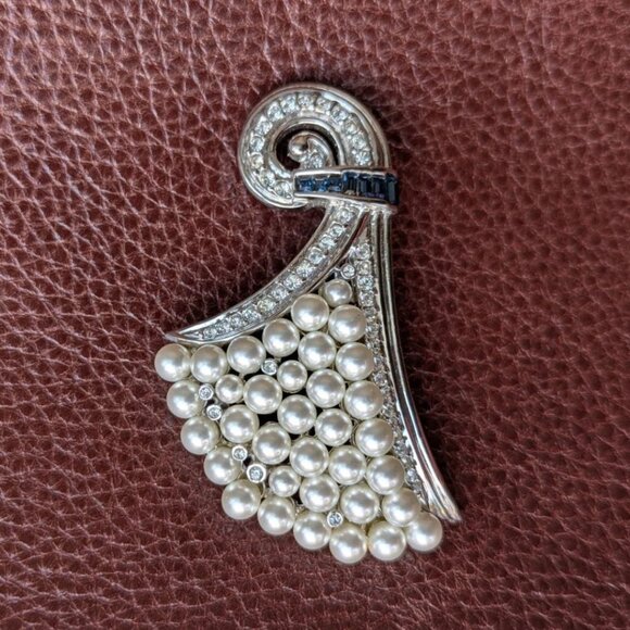 Vintage Butler Signed Silver Tone Faux Pearl Rhinestone Brooch - Picture 7 of 11